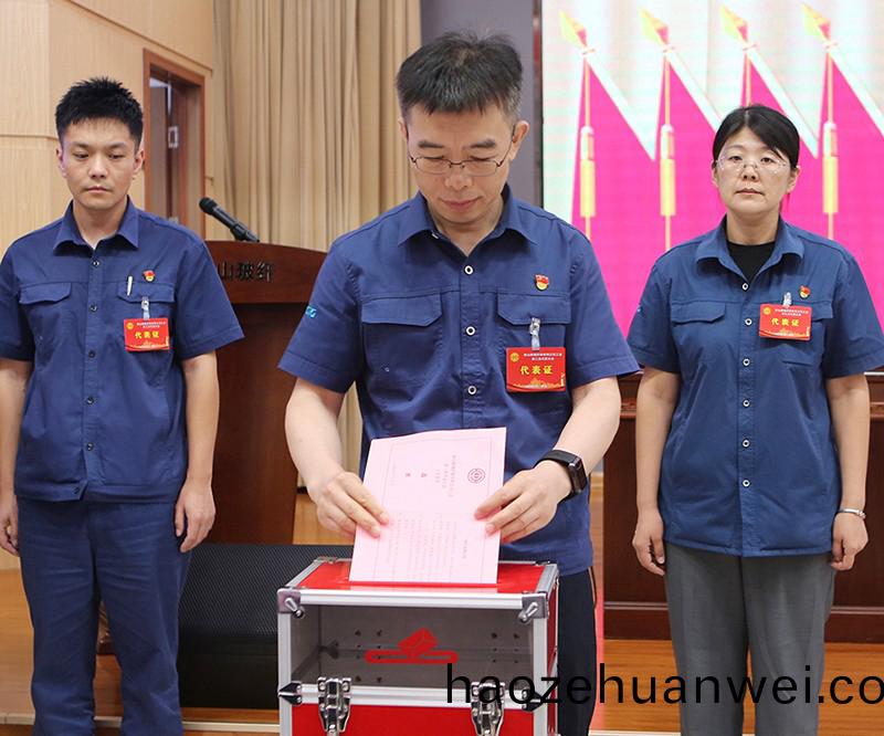 劉總投(tou)票(piao).jpg